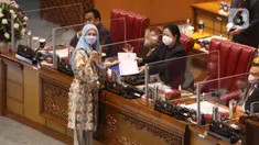 Ketua DPR Puan Maharani menerima dokumen pendapat dari anggota fraksi PAN Desy Ratnasari pada Rapat Paripurna di Kompleks Parlemen, Jakarta, Selasa (18/1/2022). Dalam rapat DPR mengesahkan RUU Tindak Pidana Kekerasan Seksual (TPKS) menjadi RUU Inisiatif DPR RI. (Liputan6.com/Angga Yuniar)