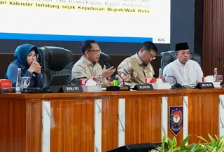 Mendagri Tito Karnavian bersama Menteri PKP Maruarar Sirait menandatangani SKB tentang Dukungan Percepatan Pelaksanaan Program Pembangunan 3 Juta Rumah.