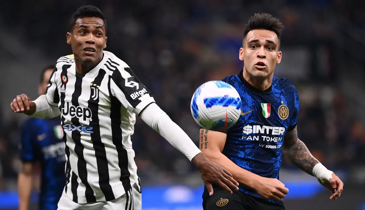 Laga bertajuk Derby d'Italia pada giornata kesembilan Liga Italia 2021/2022 berakhir imbang. Inter Milan yang unggul terlebih dahulu mampu disamakan oleh Juventus di menit-menit akhir pertandingan. (AFP/Marco Bertorello)