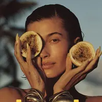 Hailey Bieber lewat label kecantikannya Rhode, akan meluncurkan produk bibir pada 6 April dan sudah gencar mempromosikannya, selang sehari dari perlisan lip oil milik Selena Gomez (Foto: Instagram @rhode)