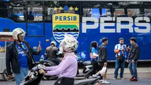 Suporter tim Maung Bandung saat berada di area Persib Store, Kota Bandung, Jawa Barat, Sabtu (23/5/2026). (Bola.com/Bagaskara Lazuardi)