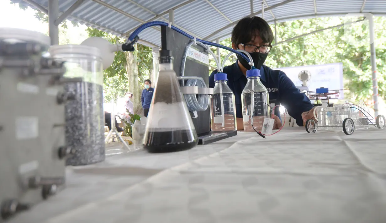 Peneliti dari LIPI menunjukkan cara kerja mobil hidrogen atau fuel cell di Puspitek Serpong, Tangerang Selatan, Senin (14/12/2020). Dalam penelitiannya LIPI memamerkan cara kerja mobil bertenaga hidrogen yang dapat diubah menjadi energi listrik yang dapat menggerakkan motor (merdeka.com/Dwi Narwoko)
