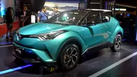 Toyota CH-R Hybrid dipajang pada booth Toyota Indonesia menjelang IIMS 2019. (Otosia.com/Arendra Pranayaditya)