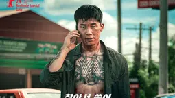 Poster berikutnya menggambarkan penjahat Baek Chang Yi, mantan tentara bayaran yang dikeluarkan dari pasukan khusus karena pembunuhan brutalnya. (Foto: ABO Entertainment via Soompi)