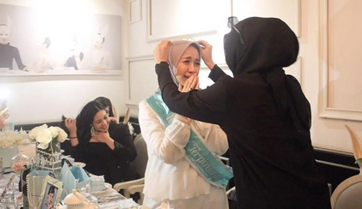 Layaknya pesta bridal shower pada umumnya, Bella yang meneteskan air mata itu tampak memakai selempang berwarna biru langit yang bertuliskan “Wanita Terpinang”. (Instagram/zaskiasungkar)