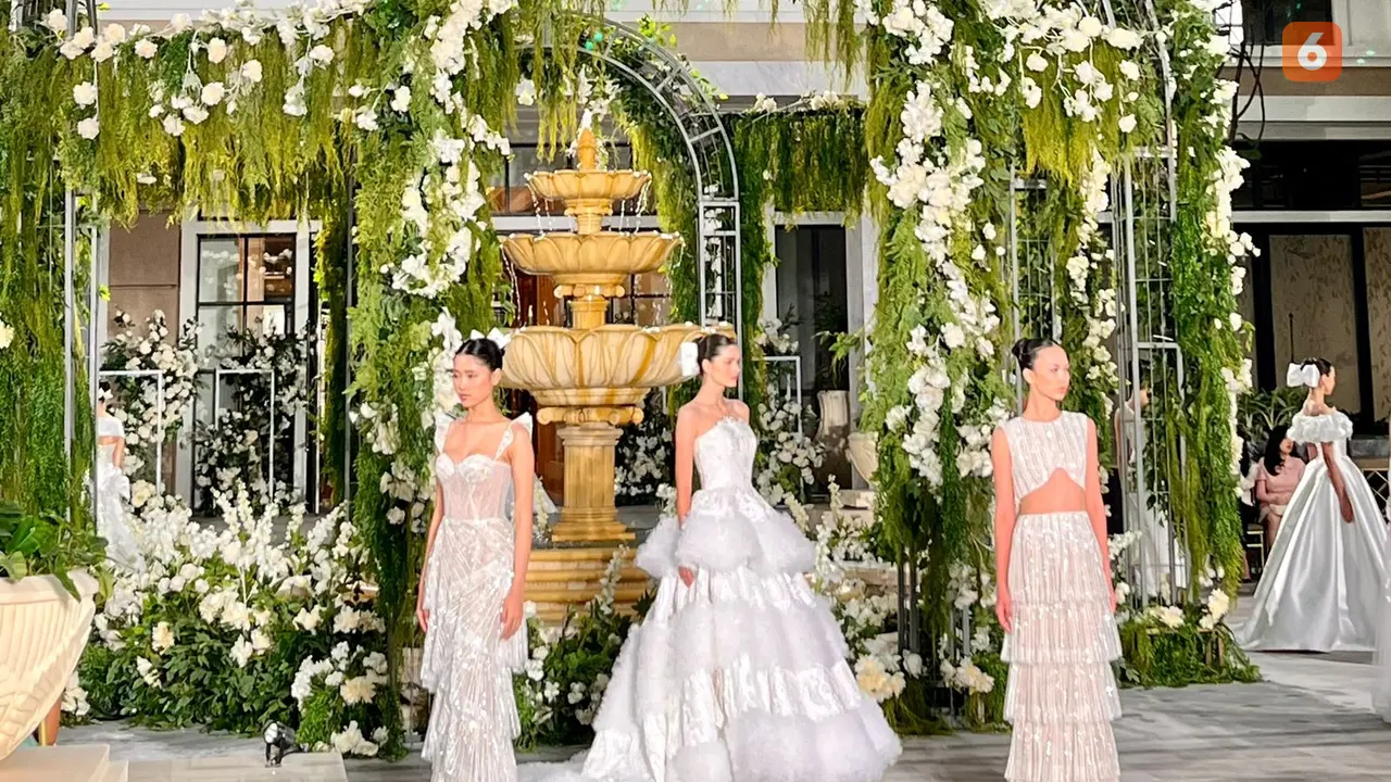 Koleksi busana pengantin SEBASTIANsposa yang dipresentasikan pada Kamis, 19 September 2024.