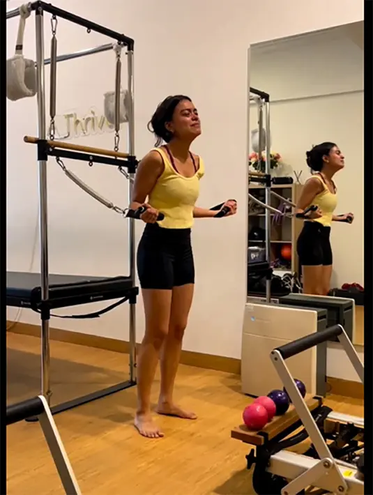 Momen Eva yang tak kuat lagi menahan air mata hingga tertawa. Merasakan lelah hingga beratnya gerakan yang harus dilakukan. Eva tampak terisak  cukup kencang. Meski menangis, ia tetap melanjutkan gerakan sesuai arahan instruktur. [Instagram/evacelia]