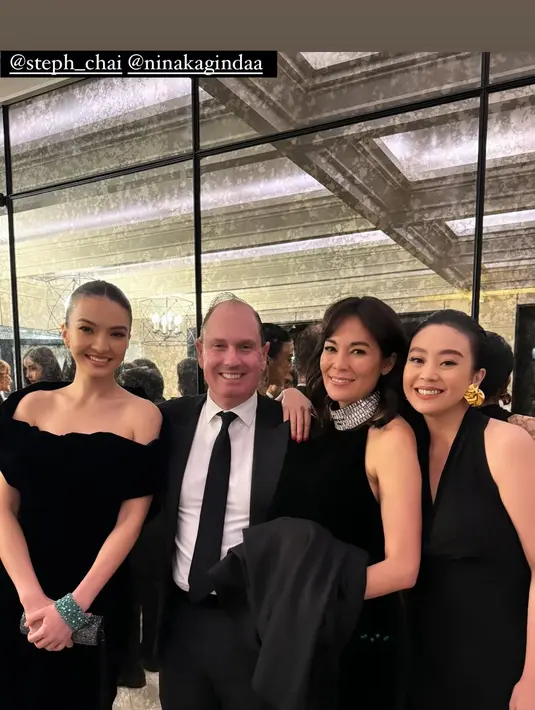 Gelang dan anting bernuansa emerald jadi sentuhan mencolok namun bikin Raline Shah terlihat elegan [@ralineshah]