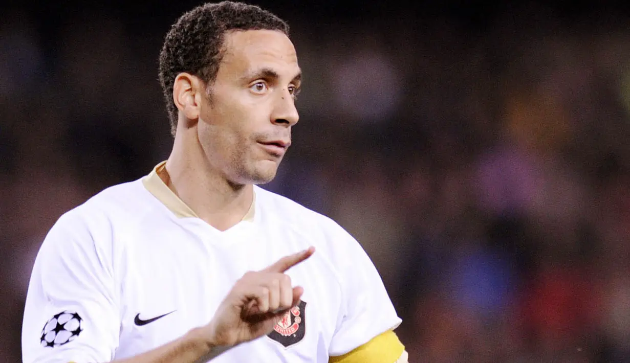 Rio Ferdinand - Ferdinand merupakan bek tengah yang komplit dan selalu menjadi pilihan utama di skuat Setan Merah. Tampil disiplin dan tak kenal kompromi di lapangan menjadikannya sebagai sosok yang ditakuti penyerang lawan. (Foto: AFP/Lluis Gene)