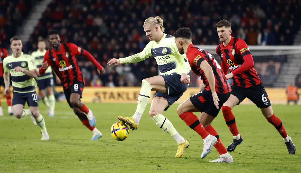Pemain Manchester City, Erling Haaland (tengah) berusaha melewati pemain Bournemouth pada laga pekan ke-25 Liga Inggris 2022/2023 di Vitality Stadium Minggu (26/02/2023 WIB. The Cityzens menang dengan skor 4-1. (AP Photo/David Cliff)