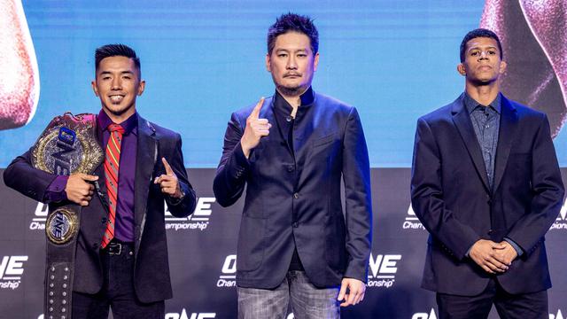 Geje Eustaquio (kiri) dan Adriano  Moraes mengapit CEO Championship, Chatri Trisiripisal. Keduanya akan berduel di ONE: Hero's Ascent di Manila, Jumat (25/1). (ONE Championship).