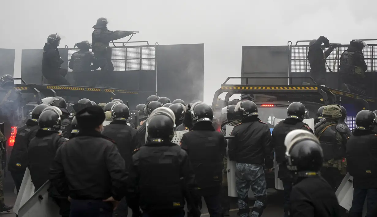 Polisi anti huru hara memblokir jalan untuk menghentikan demonstran selama protes di Almaty, Kazakhstan, Rabu (5/2/2022). Demonstran yang menolak kenaikan harga gas cair bentrok dengan polisi di kota terbesar Kazakhstan dan mengadakan protes di sekitar kota. (AP Photo/Vladimir Tretyakov)