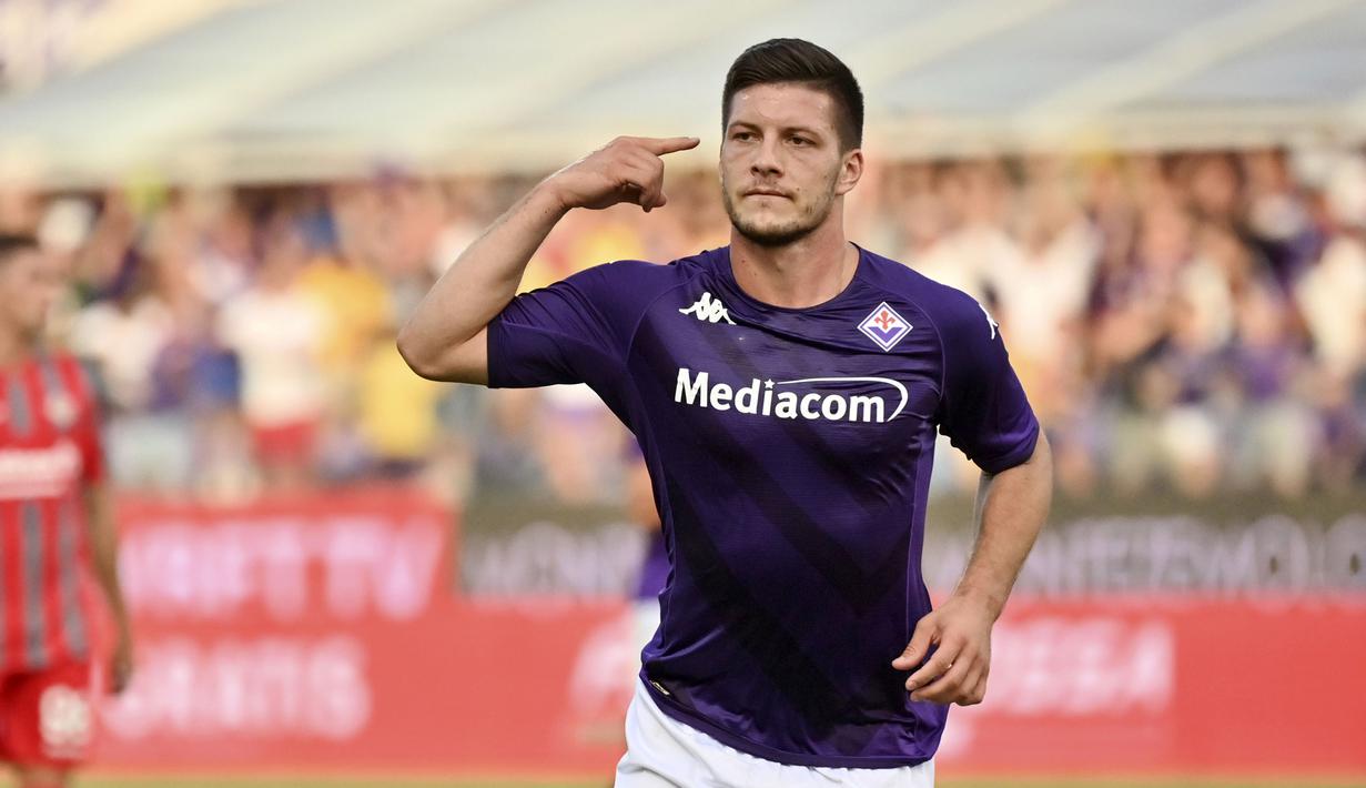 Luka Jovic memilih meninggalkan Real Madrid menuju Fiorentina setelah sepakat putus kontrak. Pada laga debutnya di Liga Italia melawan Cremonese, pemain Serbia tersebut sukses menyumbang satu gol untuk kemenangan 3-2 La Viola. Tampaknya, Luka Jovic akan mendapatkan performanya kembali di klub ini. (LaPresse via AP/Fabrizio Corradetti)
