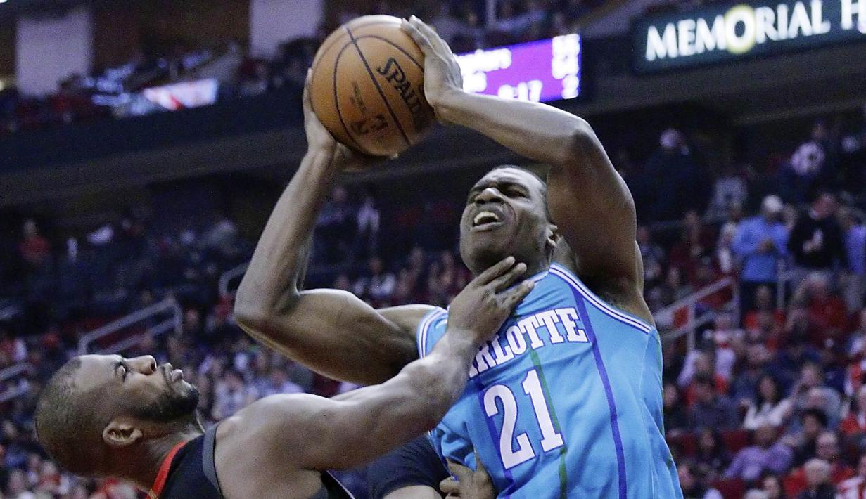 Pebasket Houston Rockets, Chris Paul, menghadang pebasket Charlotte Hornets, Treveon Graham, pada laga NBA di Stadion Toyota Center, Kamis (14/12/2017). Houston Rockets menang 108-96 atas Charlotte Hornets. (AP/Michael Wyke)