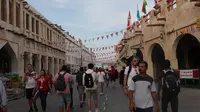 Fans tampak ramai berkunjung ke Souq Waqif, pasar tradisional di Qatar. Salah satu destinasi favorit fans selama Piala Dunia 2022. (Hendry Wibowo/Bola.com)