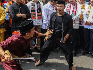 Tradisi masyarakat Betawi, palang pintu menjadi pembuka acara tahunan Lebaran Tenabang 2024 di Tanah Abang, Jakarta, Sabtu (11/5/2024). (Liputan6.com/Angga Yuniar)