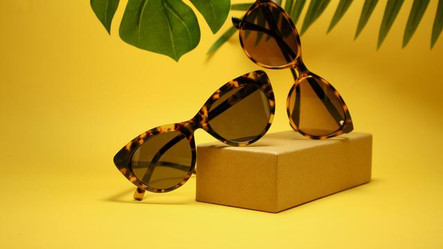 Look Stylish dan Berani dengan Kacamata Frame Motif