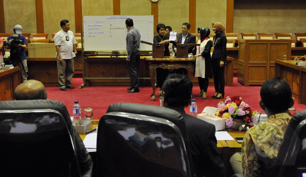 Suasana dalam voting pemilihan Deputi Gubernur Bank Indonesia yang dilakukan Komisi XI di Jakarta, Senin (20/4/2015). Erwin Rijanto unggul dari dua calon lainnya yaitu Dody Budi Waluyo dan Hendy Sulistiowati. (Liputan6.com/Andrian M Tunay)