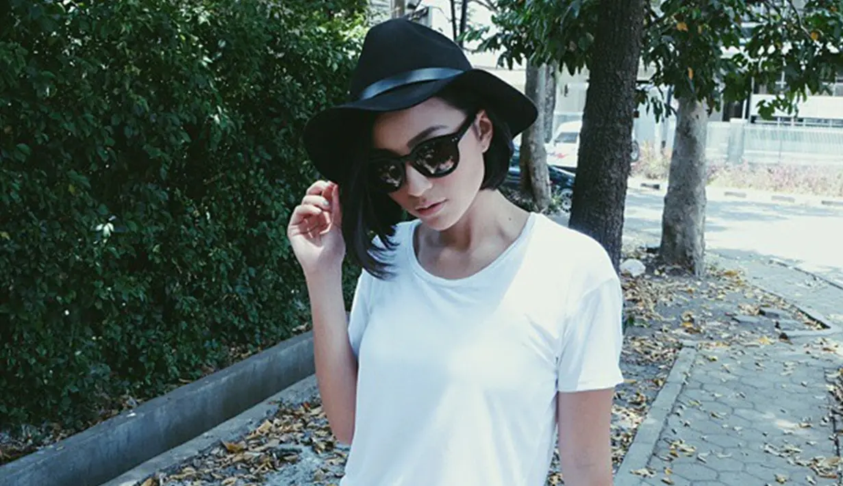 Kaus dan jeans menjadi busana andalan aktris kelahiran Malang, 21 Agustus 1991 ketika bersantai. Dipadukan dengan topi fedora berwarna hitam, membuat penampilan Lolita terlihat lebih modis. (Liputan6.com/IG/lolitagustine)