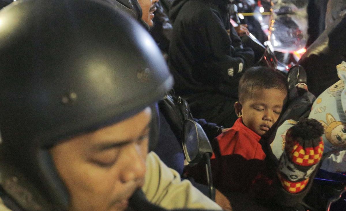 FOTO: Sambil Tidur di Motor, Warga Antri Masuk Kapal Di Puncak Arus Mudik Ciwandan