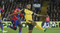 Theo Walcott tidak bisa berbuat banyak saat Arsenal kalah 0-3 dari Crystal Palace dalam lanjutan Liga Inggris di Selhurst Park, London, Selasa (11/4/2017) dinihari WIB. (AP Photo/Tim Ireland)