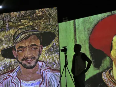 Seorang pria mengambil video dalam pameran lukisan Vincent van Gogh versi digital di Dubai, Uni Emirat Arab, Minggu (11/3). Pameran ini bertema Van Gogh Alive. (AP Photo/Kamran Jebreili)