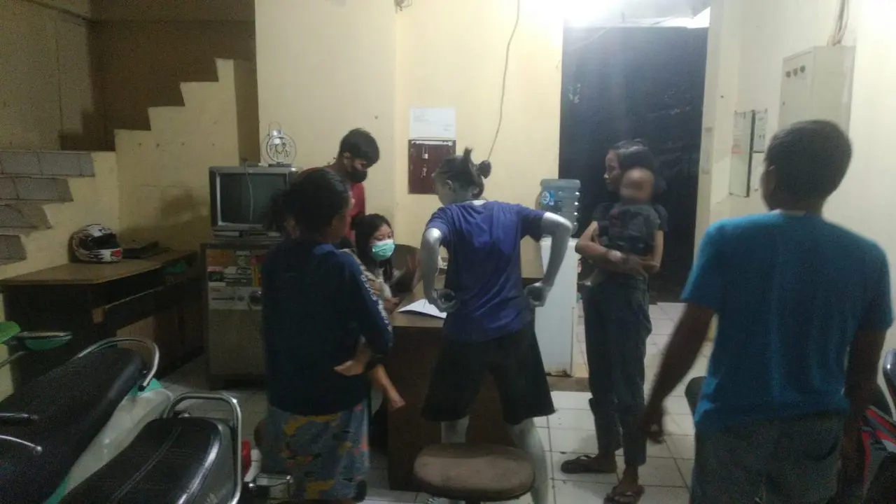 Manusia silver yang ikut cat anaknya di Tangsel diamankan petugas Dinsos Tangsel