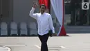 Ketua DPRD Jawa Timur fraksi PKB Abdul Halim Iskandar menyapa awak media saat tiba di Istana Kepresidenan, Jakarta, Selasa (22/10/2019). Kedatangan Abdul Halim Iskandar  menyusul sejumlah tokoh yang sebelumnya datang ke Istana terkait penetapan Calon Menteri Kabinet Kerja Jilid 2.  (Liputan6.com/Ang