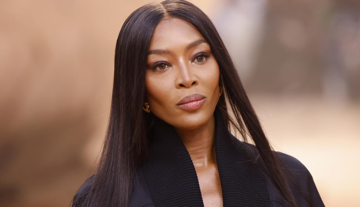 Naomi Campbell mengenakan kreasi untuk koleksi ready-to-wear Off-White Fall/Winter 2023-2024 pada acara  Paris Fashion Week, Prancis, Kamis, 2 Maret 2023. Peragaan busana Off-White dilakukan di atas runway yang ditata bak di luar angkasa dengan pasir dan bola cermin di tengahnya, sesuai dengan tema koleksi musim gugur/musim dingin 2023, Lunar Delivery.  (Vianney Le Caer/Invision/AP)