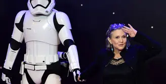 Di hari Natal ini, Carrie Fisher harus melawan sakitnya. Dikabarkan terkena serangan jantung saat berada dalam perjalanan di udara dari London menuju Los Angeles, saat ini Fisher masih menjalankan perawatan intensif di rumah sakit. (AFP/Bintang.com)