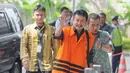 Bupati Jombang Nyono Suharli Wihandoko melambaikan tangan saat tiba untuk menjalani pemeriksaan di Gedung KPK, Jakarta, Jumat (9/2). Nyono diperiksa sebagai tersangka dalam OTT KPK terkait promosi jabatan di Pemkab Jombang. (Liputan6.com/Herman Zakharia)