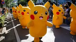 Sejumlah orang berkostum Pikachu dalam serial animasi Pokemon melakukan parade di Yokohama , Jepang , 7 Agustus 2016. (REUTERS / Kim Kyung - Hoon)