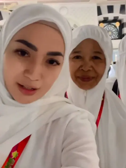 Tetap tampil memesona saat jalani ibadah umrah, penampilan Imel PC memang selalu menawan. Apalagi belum lama ini baru saja berulang tahun yang ke 34. Di usianya yang sudah semakin bertambah, penampilannya pun tidak kalah dengan anak muda. (Liputan6.com/IG/@imelpc)