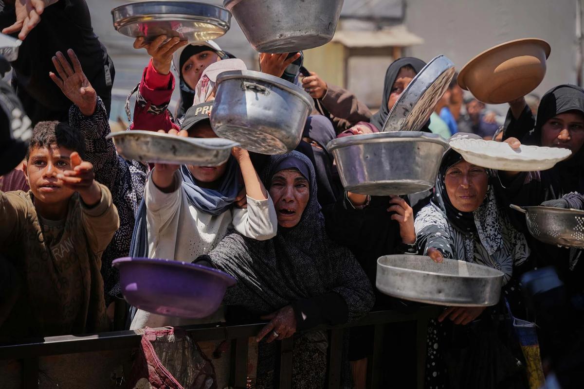 FOTO: Nestapa Iduladha di Gaza,  Warga Tetap Antre Makanan