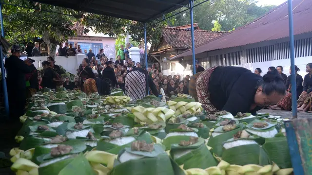 Pawestri atau kaum perempuan mempersiapkan jamuan makan dalam tradisi Punggahan Sadran, menjelang bulan puasa. (Foto: Liputan6.com/Muhamad Ridlo)