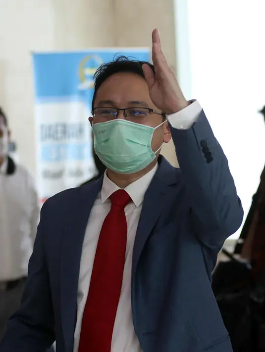Wakil Menteri Perdagangan Jerry Sambuaga keluar ruang sidang paripurna DPR di Jakarta, Selasa (23/3/2021). DPR batal membahas RUU Kemitraan Ekonomi Komprehensif RI-EFTA karena diwakilkan Wakil Menteri Perdagangan yang seharusnya dihadiri Menteri Perdagangan. (Liputan6.com/Angga Yuniar)