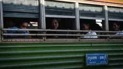 Sejumlah penumpang berada bersiap berangkat dari stasiun kereta api pusat Hua Lampong, sehari sebelum Songkran Festival, atau Tahun Baru Thailand, di Bangkok (12/4). (AFP Photo/Lillian Suwanrumpha)