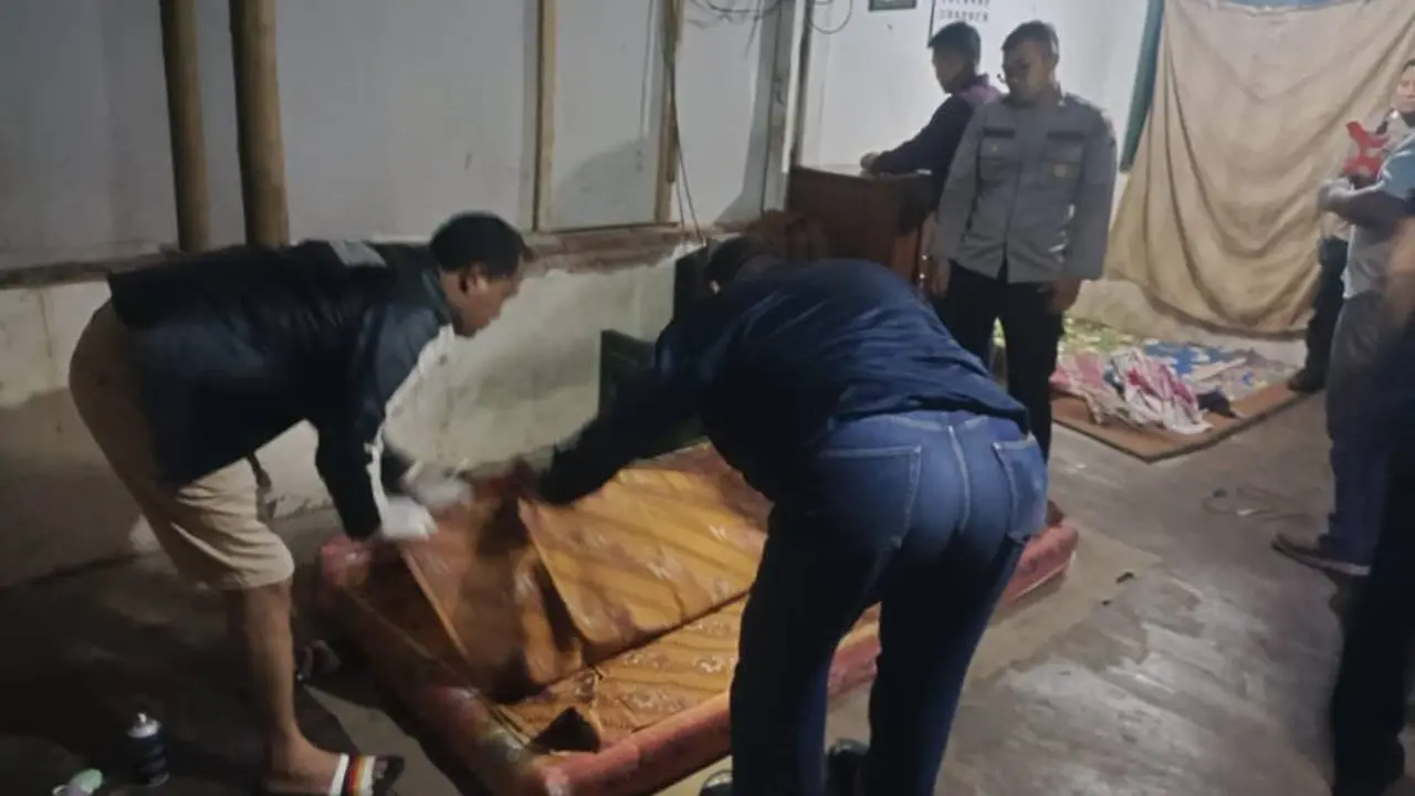 Polisi lakukan olah TKP kasus bunuh diri ibu di Jember (Istimewa)