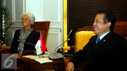 Wakil Ketua DPR RI Taufik Kurniawan (kanan) saat menerima kunjungan Direktur Pelaksana Dana Moneter Internasional (IMF) Christine Lagarde di Senayan, Jakarta, Selasa (2/9/2015). Kedatangan IMF untuk membahas kerjasama dengan BI.(Liputan6.com/Helmi Afandi)