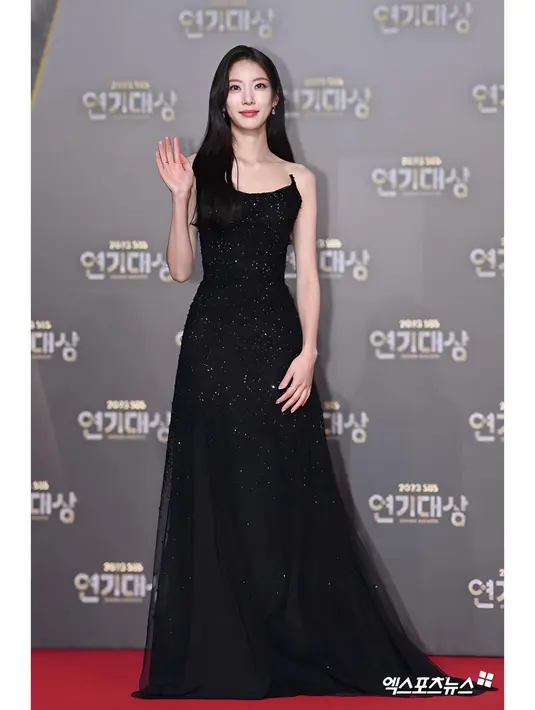 Gong Seung Yeon tampil memesona dalam balutan dress hitam berkilauan bertali spageti, tanpa lengan. [Foto: Instagram/0seungyeon_only]