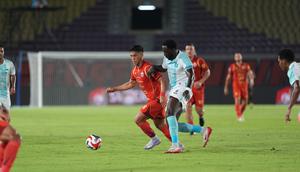 Striker Persija Jakarta, Eksel Runtukahu mencoba lepas dari pengawalan bek PSBS Biak, Sandro Embalo dalam laga pekan ke-11 BRI Super League 2025/2026 di Stadion Manahan, Solo, Jumat (31/10/2025). (Dok. Persija)