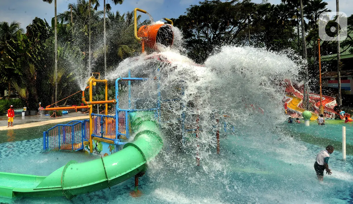 Pengunjung bermain air pada salah satu wahana di The Jungle Waterpark, Bogor, Jawa Barat, Sabtu (18/7/2020). Sejumlah tempat wisata di Kota Bogor mulai hari mulai dibuka kembali setelah selama 4 bulan ditutup dengan menerapkan protokol kesehatan bagi pengunjungnya. (merdeka.com/Arie Basuki)