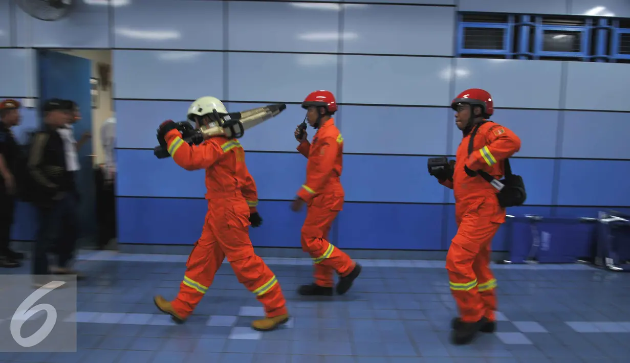 Petugas usai mengevakuasi korban dan masinis kereta rel listrik di Stasiun Juanda, Jakarta, Kamis (23/9/2015). Sekitar 34 penumpang KRL luka-luka akibat kecelakaan ini. (Liputan6.com/Gempur M Surya)