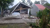 Kondisi sebuah rumah di Kecamatan Pronojiwo Lumajang Jawa Timur setelah terjadi gempa. (foto: Liputan6.com/WAG Lumajang/Binta/Edhie Prayitno Ige)