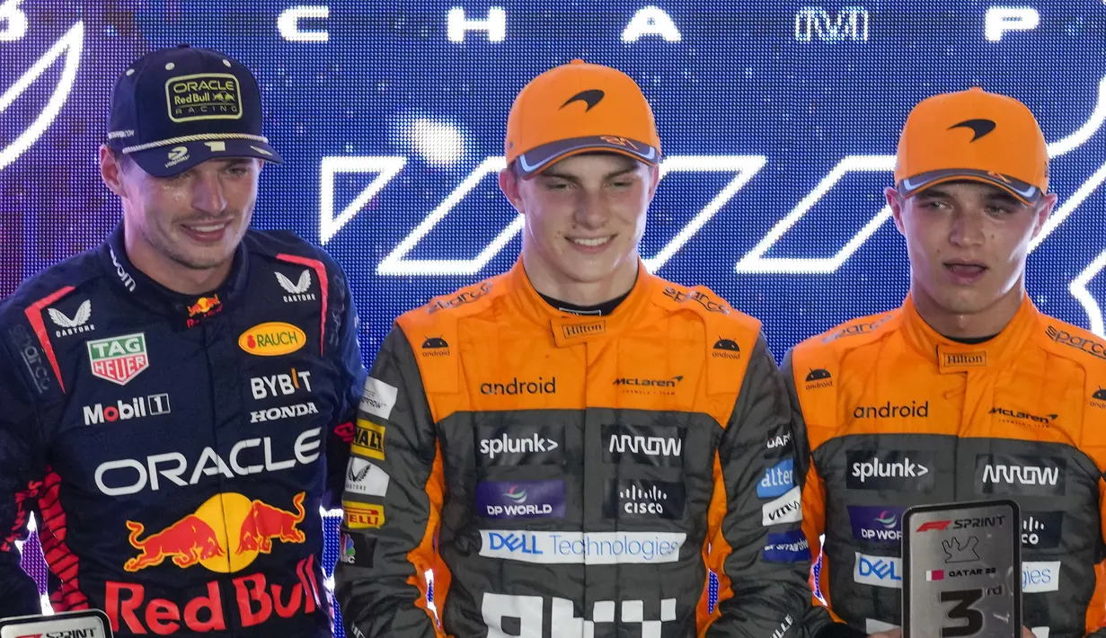 Pembalap Red Bull Racing, Max Verstappen (kiri) finis kedua saat Sprint Race F1 GP Qatar 2023 yang dihelat di Sirkuit Lusail, Qatar, Minggu (8/10/2023) dini hari WIB. (AP Photo/Darko Bandic)