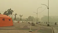 Potret Depan Rumah Gubernur dan Jalanan Palangka Raya Diselimuti Kabut Asap