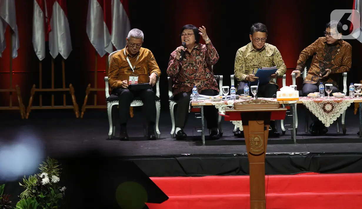 Menteri LHK Siti Nurbaya (kedua kiri), Menteri ESDM ArifinTasrif, Menparekraf Wishnutama, dan Sekjen KKP Nilanto Perbowo saat diskusi panel VII Rakornas Indonesia Maju antara Pemerintah Pusat dan Forum Koordinasi Pimpinan Daerah (Forkopimda) di Bogor, Rabu (13/11/2019). (Liputan6.com/HermanZakharia)