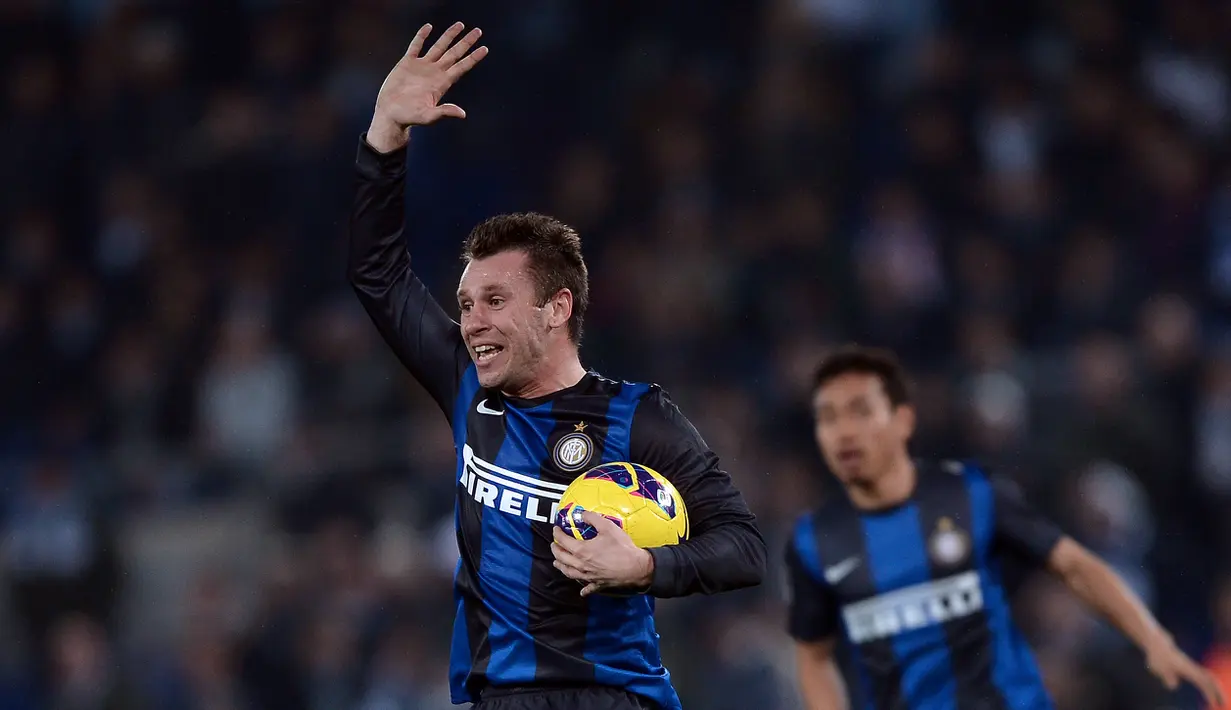 Setelah berpetualang bersama Sampdoria dan Milan, striker bengal ini sempat berkostum Inter musim 2012-2013. Cassano bermain dalam 28 pertandingan dan mencetak delapan gol. (AFP)