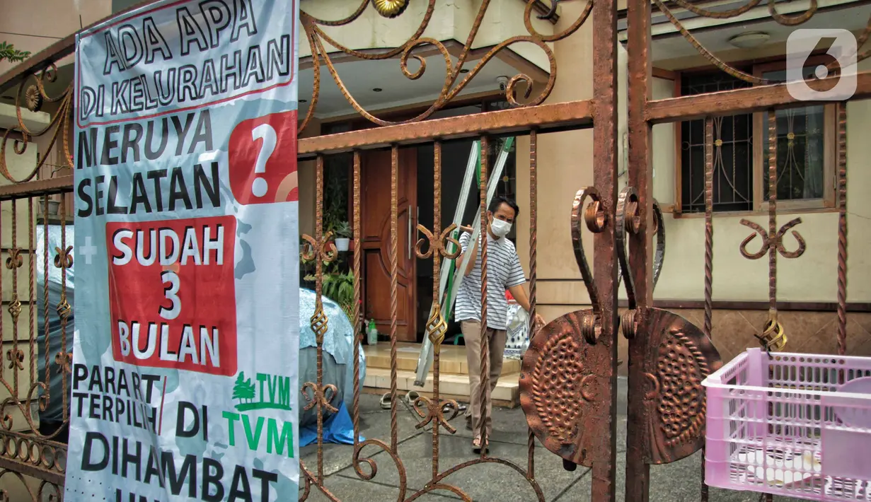 Spanduk meminta pelantikan RT di Meruya di Perumahan TMV Meruya Selatan, Kembangan, Jakarta Barat, Sabtu (26/2/2022). Spanduk berisikan tuntutan warga karena lambatnya Pemprov DKI untuk segera pihak kelurahan Meruya Selatan melantik RT terpilih sejak November 2021. (Liputan6.com/Faizal Fanani)