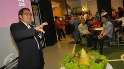 Menkominfo Rudiantara memberi kata sambutan pada acara peresmian kantor Bukalapak.com yang bertepatan dengan perayaan ulang tahun ke-6 di kawasan Kemang, Jakarta, Selasa (12/1). Acara dimeriahkan dengan prosesi potong tumpeng. (Liputan6.com/Faisal R Syam)